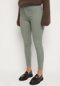 Born2be - Ciemnozielone Dopasowane Bawełniane Spodnie Irinaes. Okazja: na co dzień. Kolor: zielony. Materiał: bawełna. Wzór: aplikacja. Styl: klasyczny, casual, elegancki