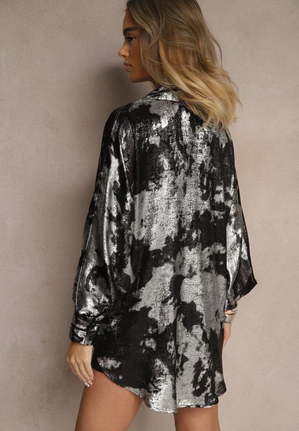 Renee - Srebrno-Czarna Koszula Oversize Ozdobiona Metaliczną Nicią Sorilea. Okazja: na co dzień. Kolor: srebrny. Materiał: jeans. Wzór: aplikacja. Styl: elegancki, casual