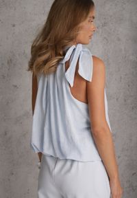 Renee - Niebieska Wiskozowa Bluzka z Dekoltem Halter i Wiązaniem Kasameia. Okazja: na co dzień. Typ kołnierza: dekolt halter. Kolor: niebieski. Materiał: wiskoza. Styl: casual #3