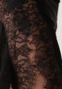 Born2be - Czarna Satynowa Spódnica o Asymetrycznym Kroju z Koronką Arlivia. Kolor: czarny. Materiał: satyna, koronka. Wzór: koronka. Styl: elegancki, klasyczny #3