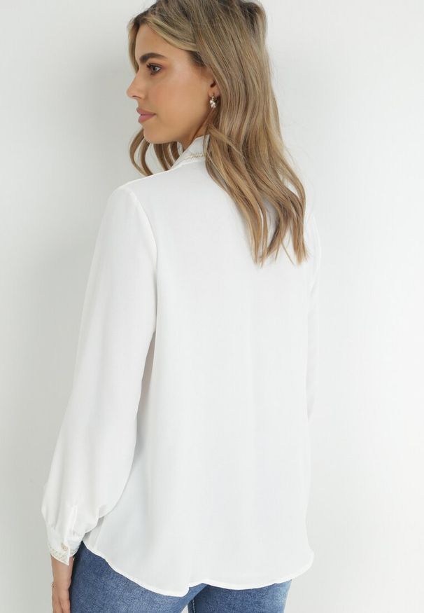 Born2be - Biała Koszula z Biżuteryjnymi Guzikami i Eleganckimi Lamówkami Athehir. Kolor: biały. Styl: elegancki