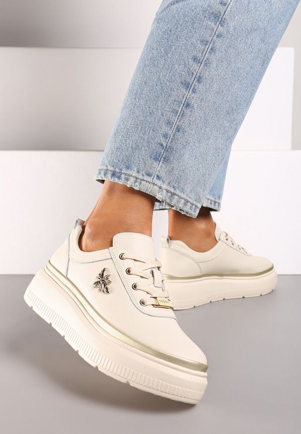 Born2be - Beżowe Skórzane Sneakersy na Grubej Podeszwie z Metaliczną Ozdobą Nericia. Okazja: na spotkanie biznesowe. Kolor: beżowy. Materiał: skóra. Wzór: aplikacja