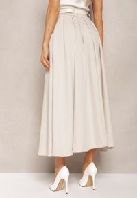 Renee - Jasnobeżowa Rozkloszowana Spódnica z Szerokimi Plisami i Paskiem z Ekoskóry Awhisa. Kolor: beżowy. Styl: retro, klasyczny #3