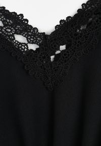 Born2be - Czarna Sukienka Mini Hiszpanka na Ramiączkach z Koronkowymi Rękawami i Gumką w Pasie Giovati. Okazja: na co dzień. Typ kołnierza: dekolt hiszpanka. Kolor: czarny. Materiał: koronka. Długość rękawa: na ramiączkach. Styl: casual. Długość: mini #2