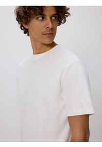 Reserved - Strukturalny t-shirt comfort fit - złamana biel. Materiał: bawełna, dzianina