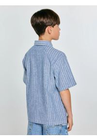 Big-Star - Koszula chłopięca oversize w prążek niebieska Wenling 401. Okazja: na co dzień. Kolor: niebieski. Materiał: tkanina, bawełna, len. Długość rękawa: krótki rękaw. Długość: krótkie. Wzór: prążki. Sezon: lato. Styl: casual, elegancki, klasyczny #7