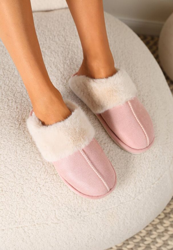 Renee - Różowe Wsuwane Kapcie Ozdobione Futerkiem i Przeszyciami Almane. Zapięcie: bez zapięcia. Kolor: różowy. Materiał: futro. Wzór: aplikacja. Sezon: zima, jesień. Obcas: na płaskiej podeszwie