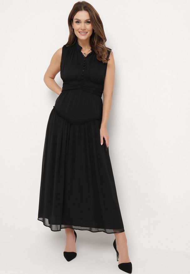 Born2be - Czarna Sukienka Długa Rozkloszowana z Powlekanymi Guzikami Ingridesa. Kolor: czarny. Długość: maxi
