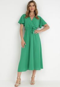 Born2be - Zielona Sukienka z Paskiem Rheniche. Okazja: na co dzień. Kolor: zielony. Materiał: tkanina. Długość rękawa: krótki rękaw. Sezon: lato. Typ sukienki: rozkloszowane, kopertowe. Styl: casual. Długość: midi #1
