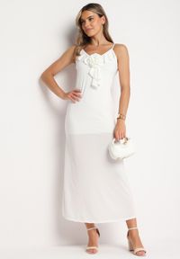 Born2be - Biała Koktajlowa Dopasowana Sukienka z Broszką Kwiatkiem Vikanna. Typ kołnierza: kołnierz z falbankami, dekolt w kształcie V. Kolor: biały. Długość rękawa: na ramiączkach. Wzór: kwiaty. Typ sukienki: dopasowane. Styl: wizytowy #3