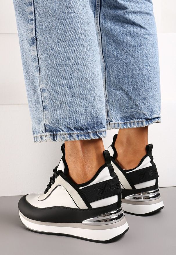 Born2be - Czarno-Białe Sneakersy na Ukrytym Koturnie z Metaliczną Blaszką i Napisem Yenavra. Okazja: na co dzień, na spacer. Kolor: czarny. Wzór: napisy. Obcas: na koturnie. Sport: turystyka piesza