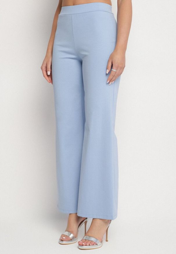 Born2be - Niebieski Komplet Top z Baskinką i Ozdobnymi Guzikami i Szerokie Spodnie Palesia. Kolor: niebieski