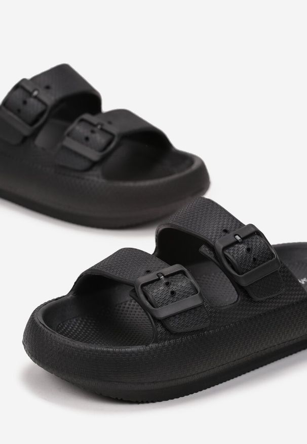 Renee - Czarne Klapki Phoebaste. Kolor: czarny. Materiał: guma. Wzór: aplikacja, paski. Styl: klasyczny