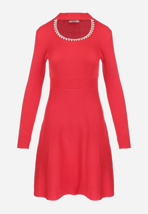 Born2be - Czerwona Sukienka z Wycięciem przy Dekolcie z Cyrkoniami i Perłami Vari. Kolor: czerwony. Materiał: wiskoza, dzianina, tkanina. Długość rękawa: długi rękaw. Styl: elegancki