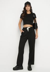 Born2be - Czarne Spodnie Dresowe z Gumką w Pasie i Szeroką Nogawką Mironia. Okazja: na co dzień. Kolor: czarny. Materiał: dresówka. Styl: casual, elegancki