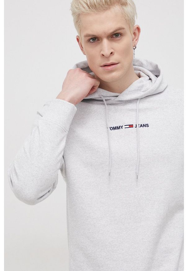 Tommy Jeans Bluza męska kolor szary z kapturem z aplikacją. Okazja: na co dzień. Typ kołnierza: kaptur. Kolor: szary. Materiał: dzianina, materiał. Wzór: aplikacja. Styl: casual