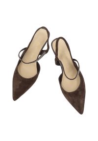 Czółenka damskie S.Barski, cholewka ze skóry naturalnej zamszowej elegancki fason smukły obcas klasyczny design, brązowe, CR61-3048. Kolor: brązowy. Materiał: skóra, zamsz. Szerokość cholewki: normalna. Obcas: na obcasie. Styl: klasyczny, elegancki. Wysokość obcasa: średni #6