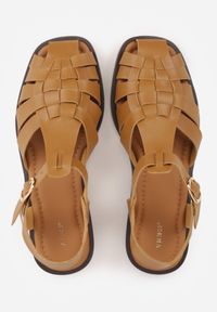 Renee - Ciemnobeżowe Sandały VICES z Przeplatanymi Paseczkami i Klamerką Metiphia. Okazja: na co dzień. Zapięcie: pasek. Kolor: beżowy. Wzór: nadruk. Sezon: lato. Styl: casual, elegancki #8