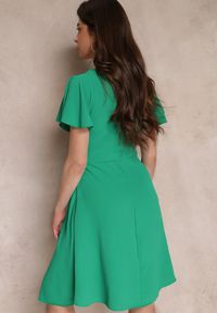 Renee - Zielona Elegancka Sukienka z Krótkim Rękawem i Rozkloszowanym Dołem Mimisa. Kolor: zielony. Długość rękawa: krótki rękaw. Styl: elegancki. Długość: midi