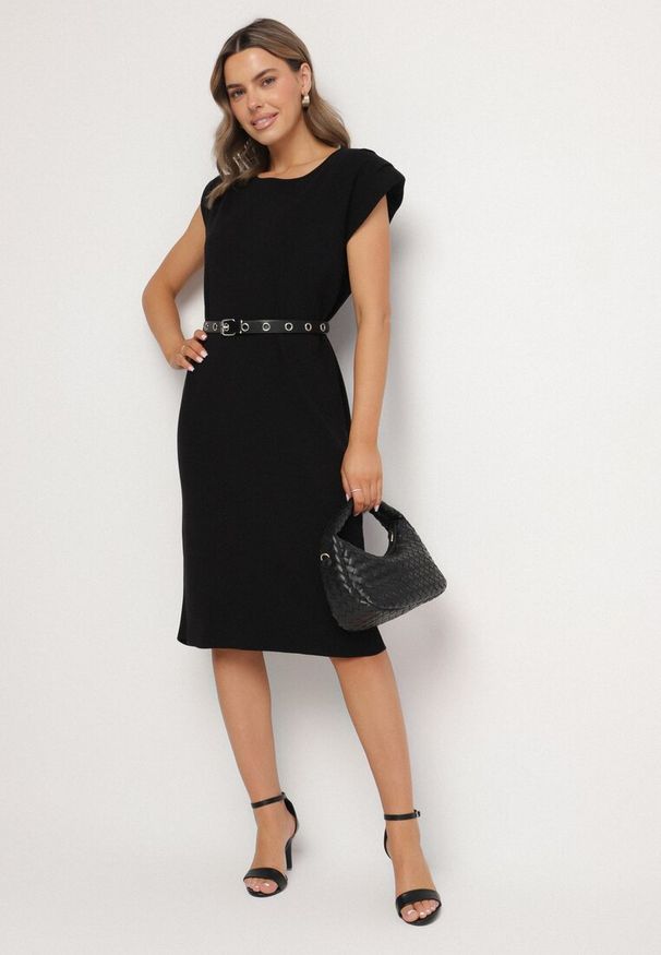 Born2be - Czarna Sukienka z Wiskozą o Pudełkowym Kroju z Paskiem z Klamrą Polliviera. Okazja: na co dzień. Kolor: czarny. Materiał: wiskoza. Styl: casual, elegancki