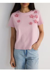 Reserved - Bluzka z aplikacją 3D - pastelowy róż. Kolor: różowy. Materiał: bawełna, dzianina. Wzór: aplikacja. Styl: klasyczny #1