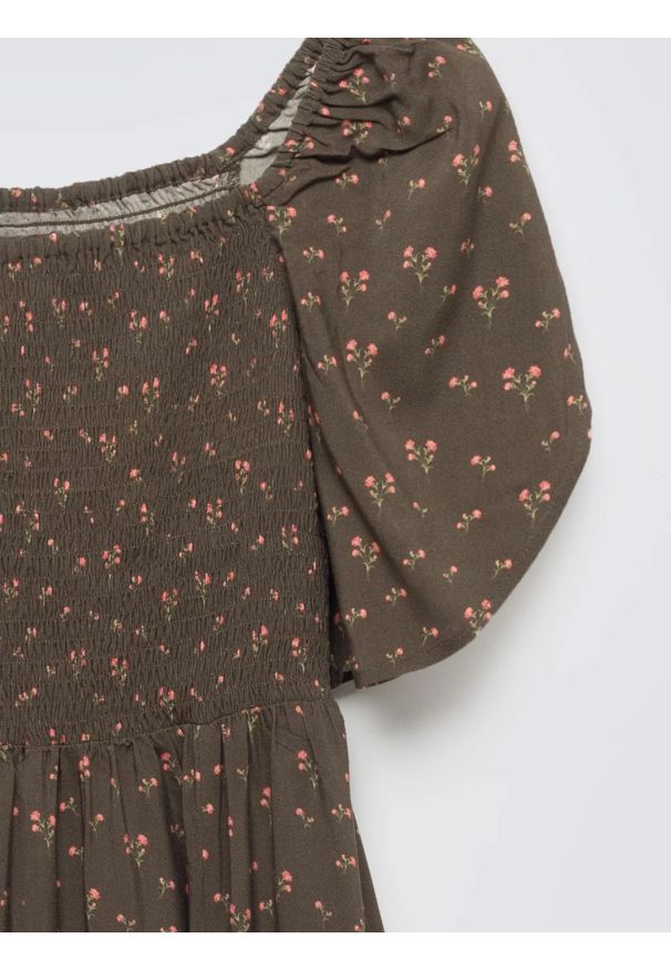 Big-Star - Sukienka damska midi z wiskozy z motywem kwiatowym khaki Bler 303. Typ kołnierza: dekolt w karo. Kolor: zielony. Materiał: wiskoza. Wzór: kwiaty. Sezon: wiosna, lato. Styl: vintage. Długość: midi