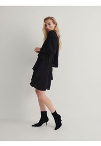 Reserved - Sukienka mini z falbanami - czarny. Kolor: czarny. Materiał: wiskoza, tkanina. Wzór: gładki. Długość: mini