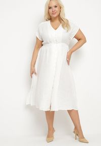 Born2be - Biała Lniana Sukienka o Rozkloszowanym Kroju z Gumką w Talii Ageronna. Okazja: na co dzień. Typ kołnierza: dekolt w kształcie V. Kolor: biały. Materiał: len. Długość rękawa: krótki rękaw. Sezon: lato. Typ sukienki: rozkloszowane. Styl: klasyczny, casual, elegancki #2