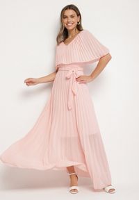 Born2be - Jasnoróżowa Sukienka Plisowana z Szeroką Falbaną Przy Dekolcie Dinara. Kolor: różowy. Styl: wizytowy. Długość: maxi #1
