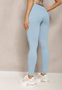 Renee - Jasnoniebieskie Sportowe Legginsy Elastyczne z Ozdobną Szeroką Gumą w Pasie Larnode. Okazja: na co dzień. Kolor: niebieski. Materiał: guma. Styl: sportowy #4