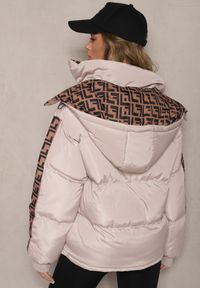 Renee - Beżowa Casualowa Kurtka Dwustronna Typu Puffer ze Ściągaczami i Kapturem Erisalanne. Okazja: na co dzień. Kolor: beżowy. Materiał: jeans. Styl: casual #3