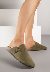 Renee - Zielone Klapki Chodaki Ozdobione Paskami z Klamrami Silamia. Okazja: na co dzień. Kolor: zielony. Materiał: jeans. Wzór: aplikacja. Styl: casual