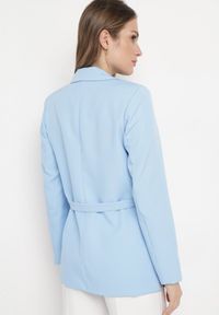 Born2be - Niebieska Marynarka Jednorzędowa z Ozdobnym Paskiem i Klapami Orianella. Okazja: do pracy, na spotkanie biznesowe. Kolor: niebieski. Materiał: jeans. Styl: elegancki, biznesowy #4
