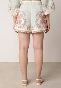 Born2be - Zielone Letnie Szorty w Stylu Boho z Kwiatowym Motywem i Paskiem Sharoria. Okazja: na co dzień. Kolor: zielony. Długość: długie. Wzór: kwiaty. Sezon: lato. Styl: boho #3