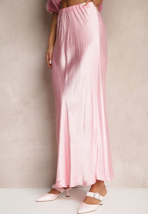 Renee - Różowa Rozkloszowana Spódnica Satynowa z Wiskozy Rihaniel. Okazja: na co dzień. Kolor: różowy. Materiał: satyna, wiskoza. Styl: klasyczny, casual, elegancki