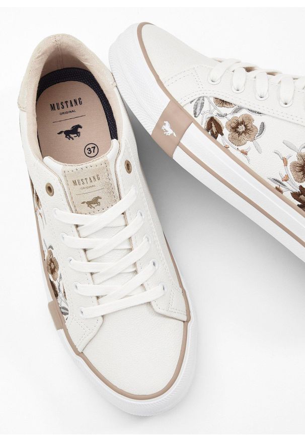 bonprix - Sneakersy marki Mustang z haftem. Kolor: biały. Wzór: nadruk, haft, kwiaty