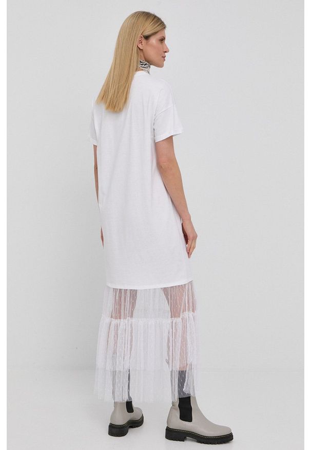 TwinSet - Twinset sukienka kolor biały maxi prosta. Okazja: na co dzień. Kolor: biały. Materiał: dzianina. Długość rękawa: krótki rękaw. Wzór: aplikacja. Typ sukienki: proste. Styl: casual. Długość: maxi