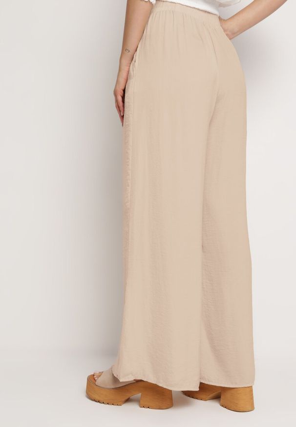 Born2be - Beżowe Spodnie z Szerokimi Nogawkami i Gumką w Pasie Myrddin. Okazja: na co dzień. Kolor: beżowy. Sezon: wiosna, lato. Styl: casual