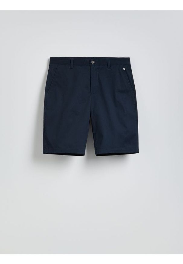 Reserved - Szorty chino regular fit - granatowy. Kolor: niebieski. Materiał: tkanina, bawełna