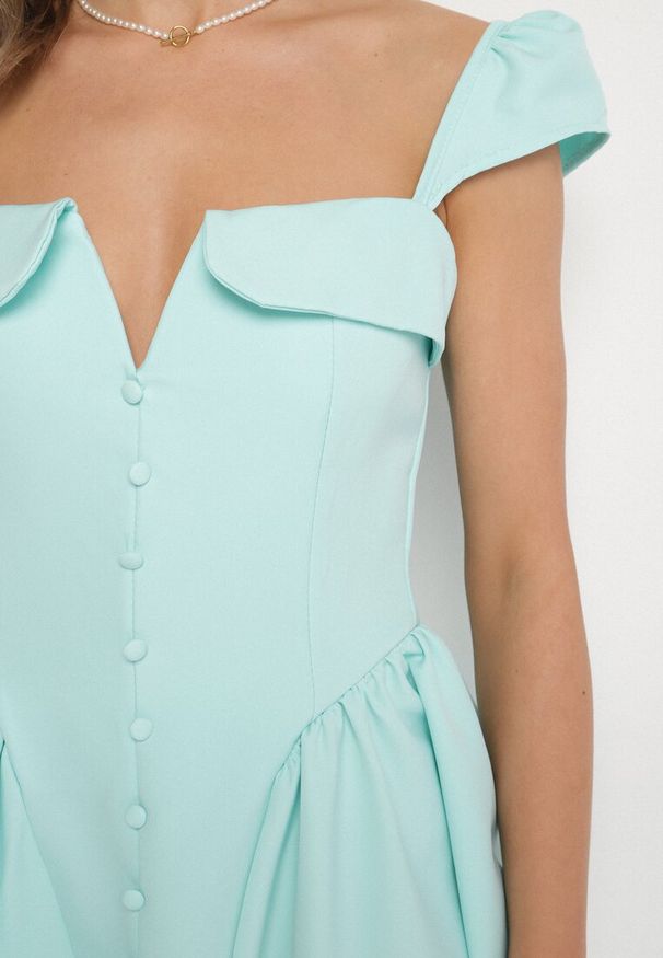 Born2be - Jasnozielona Rozkloszowana Sukienka z Ozdobnym Dekoltem i Guzikami Salasesia. Okazja: na co dzień. Typ kołnierza: dekolt kwadratowy. Kolor: zielony. Materiał: tkanina. Sezon: lato. Styl: elegancki, klasyczny, casual