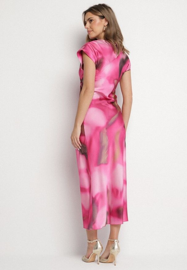 Born2be - Różowa Rozkloszowana Sukienka w Abstrakcyjny Print z Ozdobnym Marszczeniem Tillanara. Okazja: na imprezę. Kolor: różowy. Wzór: nadruk. Styl: wizytowy, elegancki