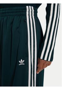 Adidas - adidas Spodnie dresowe adicolor Satin JV7511 Zielony Wide Leg. Kolor: zielony. Materiał: syntetyk