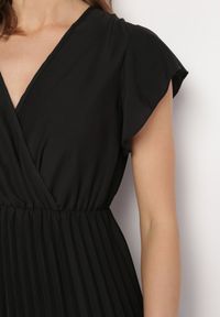 Born2be - Czarna Rozkloszowana Sukienka Midi z Kopertową Górą i Plisowanym Dołem Alissu. Kolor: czarny. Typ sukienki: kopertowe. Styl: klasyczny, elegancki. Długość: midi #3