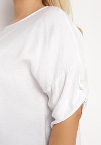 Born2be - Biały Wiskozowy T-shirt Koszulka z Krótkim Rękawem Podwijanym i Haftem na Plecach Mleoria. Kolor: biały. Materiał: wiskoza. Długość rękawa: krótki rękaw. Długość: krótkie. Wzór: haft #5