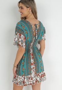 Born2be - Biało-Zielona Sukienka Mini z Wiskozy z Gumkami w Talii z Falbanką Hypalina. Kolor: zielony. Materiał: wiskoza. Długość: mini #3