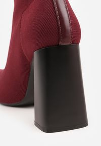Renee - Bordowe Botki Vices na Geometrycznym Słupku ze Skarpetową Cholewką Falunelle. Okazja: na co dzień, do pracy. Zapięcie: bez zapięcia. Kolor: czerwony. Szerokość cholewki: normalna. Wzór: geometria. Obcas: na słupku. Styl: casual, elegancki. Wysokość obcasa: średni #9