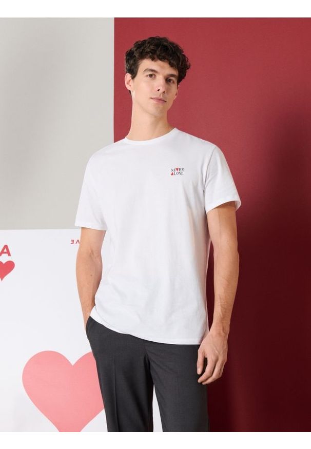 Sinsay - Bawełniana koszulka z napisem - biały. Kolor: biały. Materiał: bawełna. Wzór: napisy