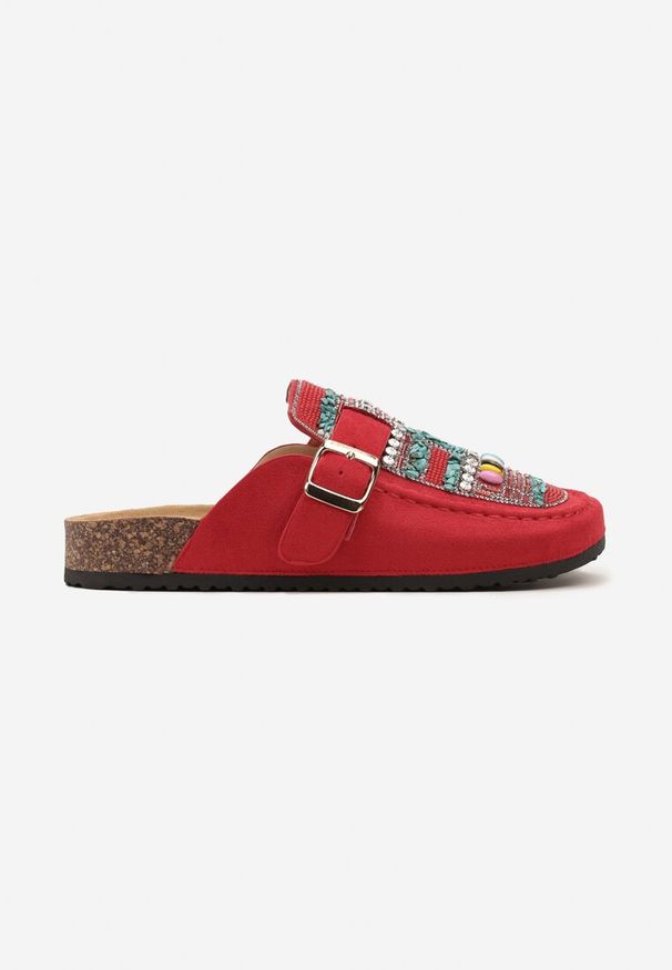 Renee - Czerwone Klapki w typie Muli z Korkową Podeszwą i Ozdobnymi Kamieniami Louvia. Okazja: na plażę, na spacer. Kolor: czerwony. Materiał: jeans. Sezon: lato