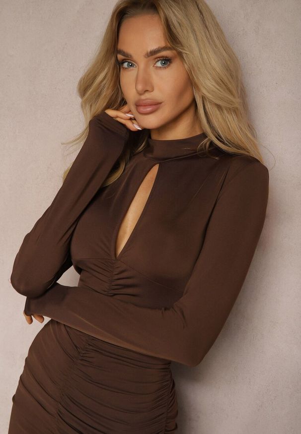 Renee - Brązowa Sukienka o Dopasowanym Fasonie z Wycięciem przy Dekolcie Zailaura. Kolor: brązowy. Materiał: wiskoza. Wzór: aplikacja. Styl: elegancki