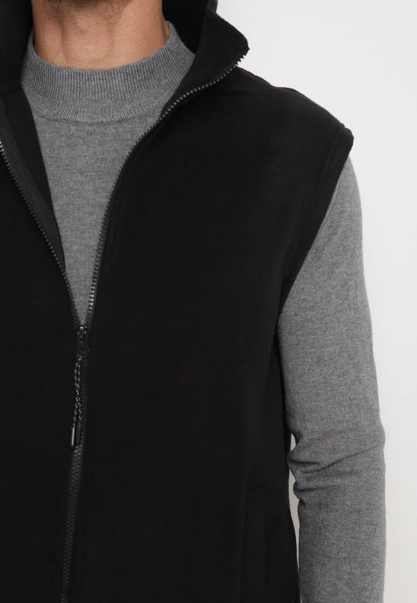 Born2be - Czarna Kamizelka Przejściowa z Kieszeniami i Wysokim Kołnierzem Rerirra. Okazja: na co dzień, na spotkanie biznesowe. Kolor: czarny. Materiał: jeans. Styl: biznesowy, elegancki, casual